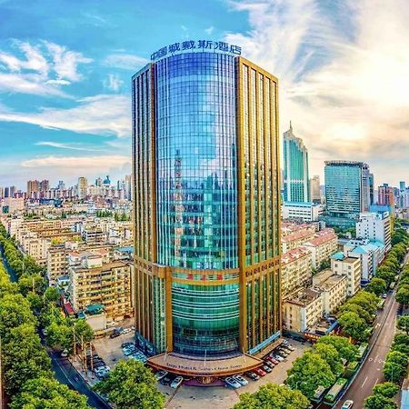 Days Hotel & Suites China Town---Five Minutes To Reach Changsha Station, The Metro Line 2 & Line 6 Are Nearby,Free Gym & Laundromat,Chinese And Western Buffet Breakfast Is Offered On The 31St Floor Exterior photo